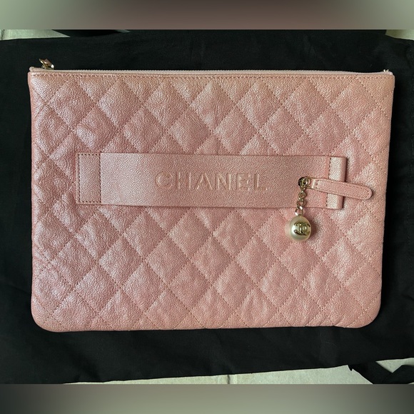 RARE Authentic CHANEL “Night by the C” Large Ocase 19S
Iridescent Pink Caviar - Picture 2 of 16